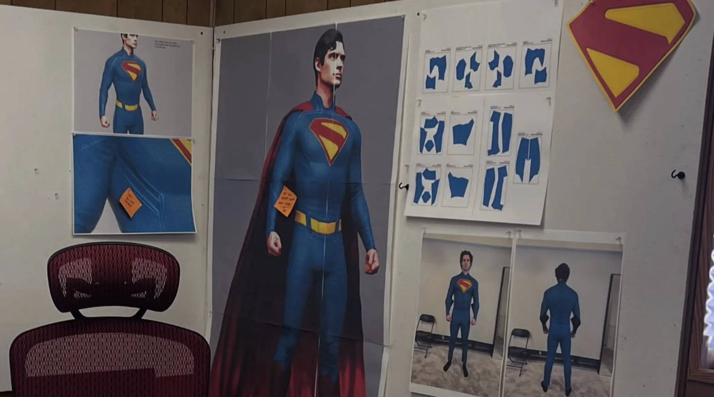 The concept art and the photos of Superman reveal the first glance to the Kal-El dress without the divisive red trunks